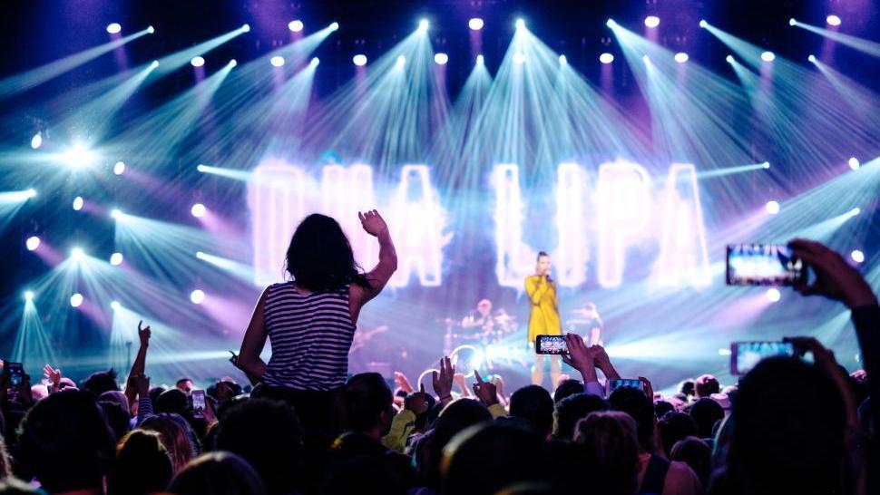 Dua Lipa : Une Voix Qui Traverse Les&nbsp;Frontières