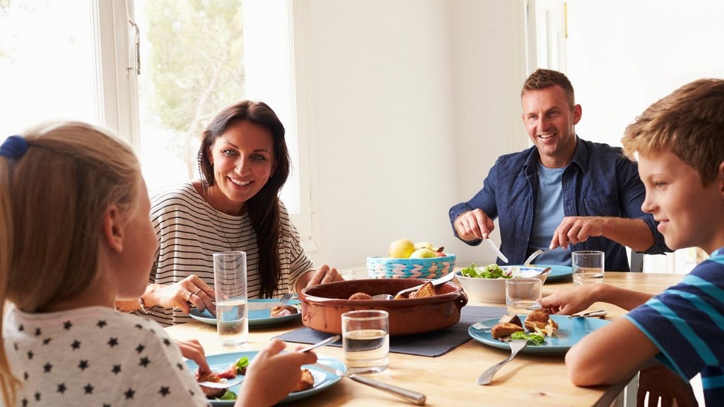 Quand les assiettes se séparent, les enfants s’assoient où ?